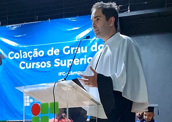 Professor Vinicius Ferreira representa reitora do IFG